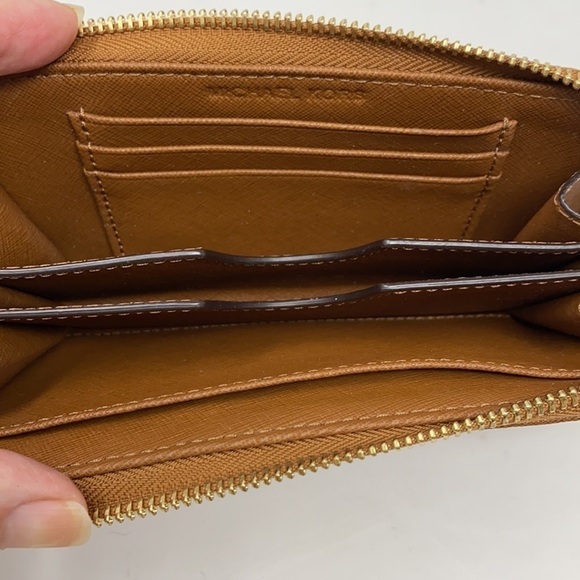 𝅺MICHAEL Kors leather brown wristlet zipper closure - Picture 5 of 8